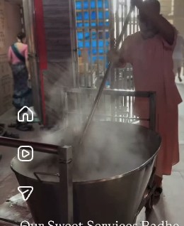 Cooking for thousands at Radhe Kunj, Vrindavan.
